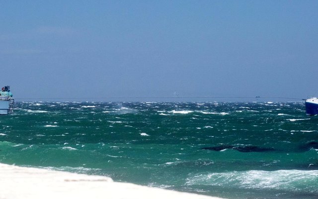 Tydens die onlangse â€œmoeilikeâ€ weersomstandighede, het vissersbote weer getoon dat hulle saamstaan in noodgevalle. Die Borderer van die Knobles van Struisbaai se bootenjin het op Donderdag, 15 Januarie 2015 probleme ontwikkel pas nadat Gansbaai hawe verlaat is. Hulle moes inderhaas anker afgooi om te verhoed dat die boot op die rotse beland met die sterk wind wat gewaai het. Vleigans van Louis Groenewald het die gevaar gesien en die Borderer tot hulp gekom en na veiligheid in die hawe gesleep. Dankie aan Boetie Ramsauer en Johan van Dyk wat Gansbaai Courant gekontak het. 